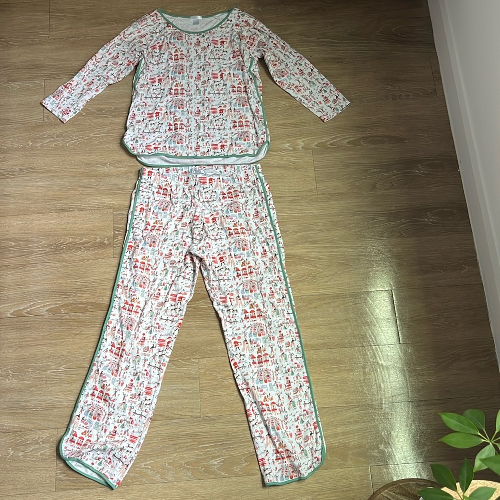 EUC LAKE Women’s size S Pajamas 2023 North Pole Print